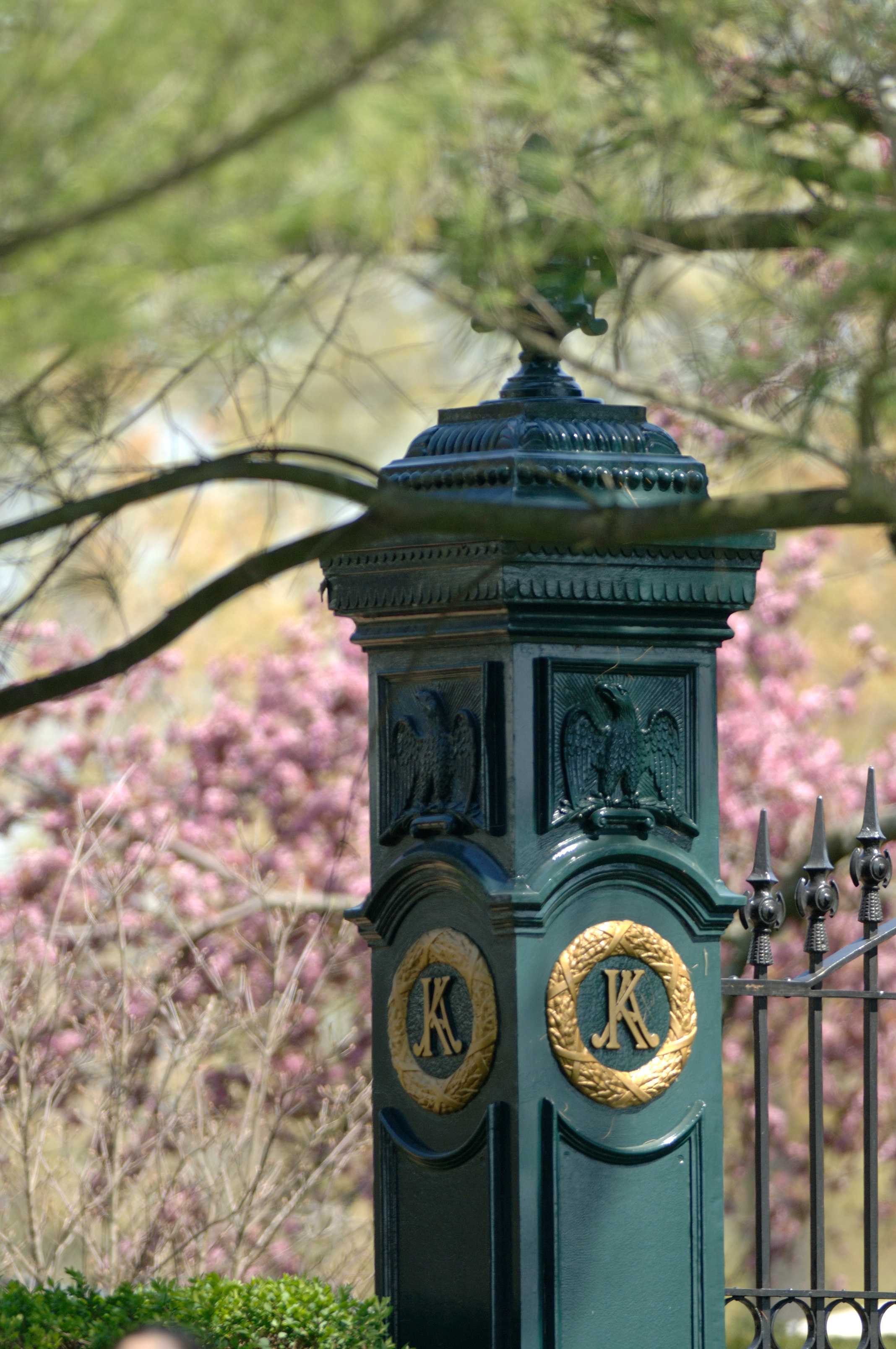 Green gate post with Keeneland emblem